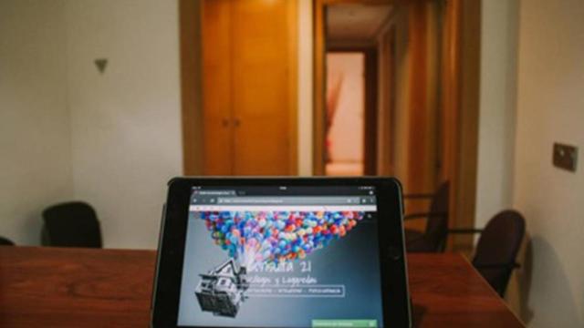 Web de psicólogos de málaga en una tablet