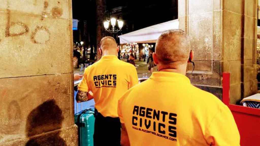 Los autodenominados 'agentes cívicos' vigilan la Plaza Real, en el corazón de Barcelona, ante el incremento del incivismo y los hurtos / CG