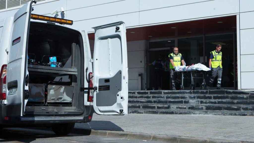 Momento en el que retiran el cadáver del yihadista de la comisaría de los Mossos d'Esquadra de Cornellà / EFE