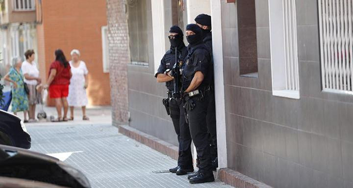 Los Mossos d'Esquadra custodian el edificio donde vivía el que hombre ha sido abatido esta mañana al intentar acceder a la con un cuchillo en la mano y al grito de Alá es grande en la comisaría de los Mossos en Cornellà / EFE