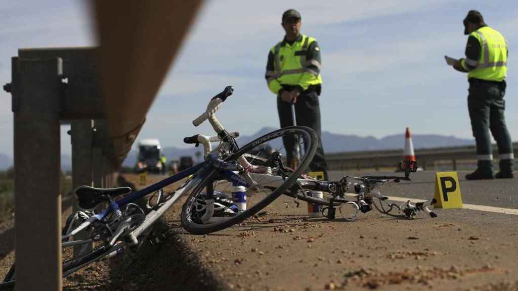 Una foto de archivo de efectivos de la Guardia Civil en un accidente ciclista