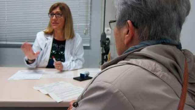 Una médico de cabecera, en plena consulta con una paciente en un ambulatorio catalán / EP