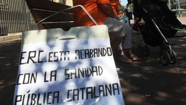 Un cartel contra la gestión sanitaria de ERC en Cataluña en la protesta del viernes / CG