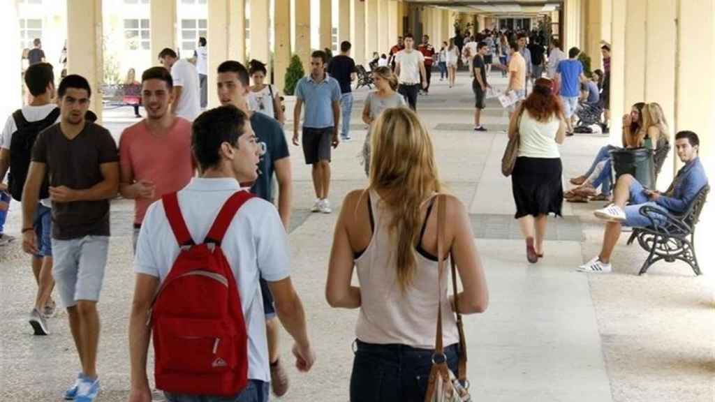 Jóvenes paseando por un campus universitario / EP