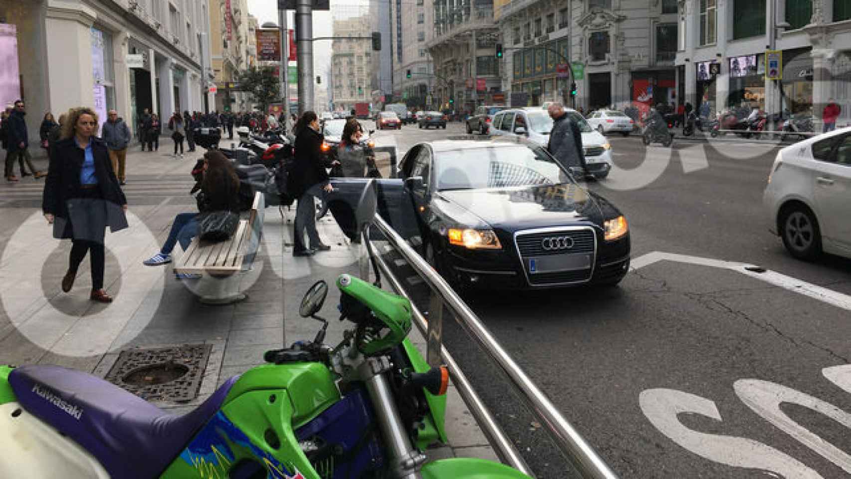 La vicepresidenta del Gobierno, saliendo de la tienda y entrando en su coche, aparcado en el carril bus de la Gran Vía