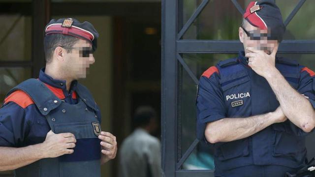 Dos agentes de los Mossos d'Esquadra durante un registro en una imagen de archivo.