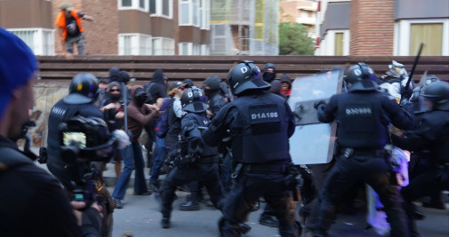 Carga de Mossos de Esquadra en los aledaños de Plaza de la Bonanova / GALA ESPÍN