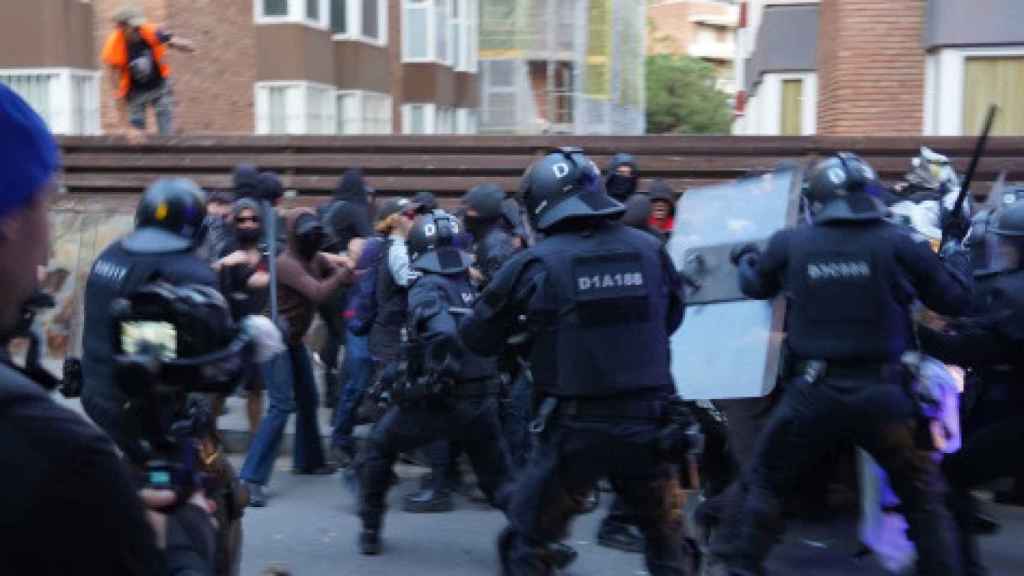 Carga de Mossos de Esquadra en los aledaños de Plaza de la Bonanova / GALA ESPÍN