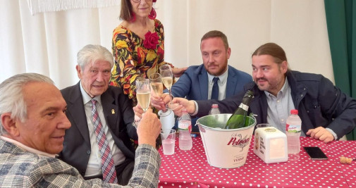 Justo Molinero, Francisco García Prieto, Paquita Marín, Daniel Salinero y Pocholo Manuel Calderón en la Feria de Abril de Barcelona / CG