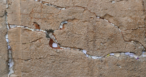 Notas escritas a mano y plegadas depositadas en el muro de las lamentaciones / Atef Safadi - EFE