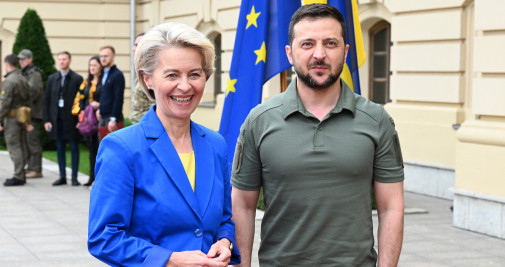 El presidente ucraniano Volodymyr Zelensky (R) recibe a la presidenta de la Comisión Europea Ursula von der Leyen en Kiev / EUROPA PRESS