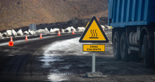 La pista que atraviesa las coladas de norte a sur en la cara occidental de La Palma se ha abierto al tráfico de doble sentido y continuo en horario diurno a partir de este lunes 1 de agosto, con lo que se mejora la conectividad perdida tras la erupción - EFE / Luis G Morera