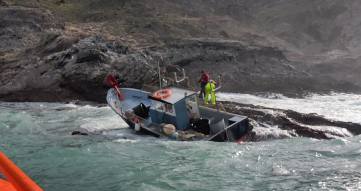 La embarcación a la deriva junto a sus dos tripulantes / SALVAMENTO MARÍTIMO