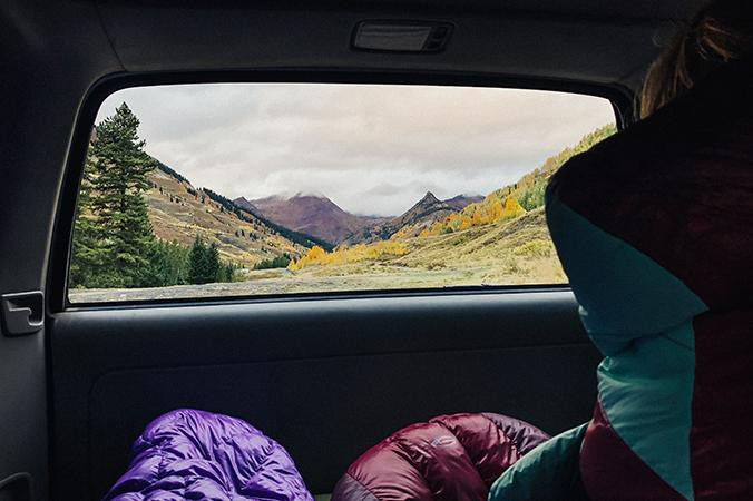 Una persona durmiendo en un saco de dormir en un coche / UNSPLASH