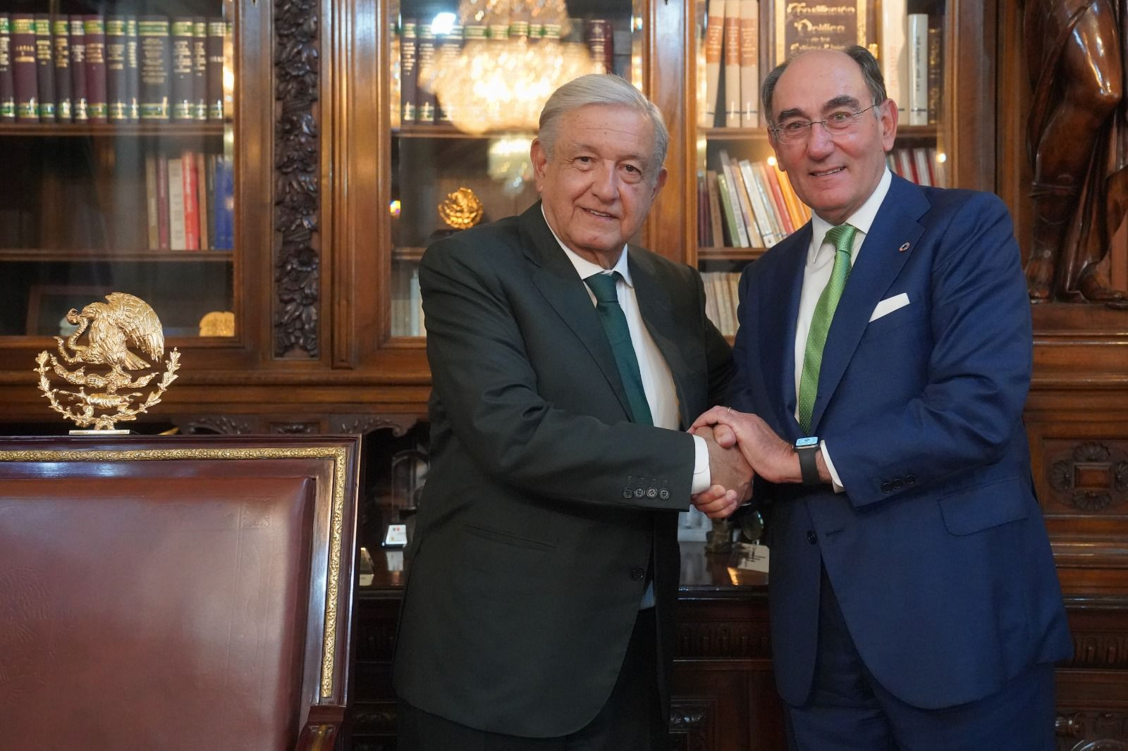 Ignacio Galán, presidente de Iberdrola (dcha.), saluda a Andrés Manuel López Obrador, presidente de México / IBERDROLA