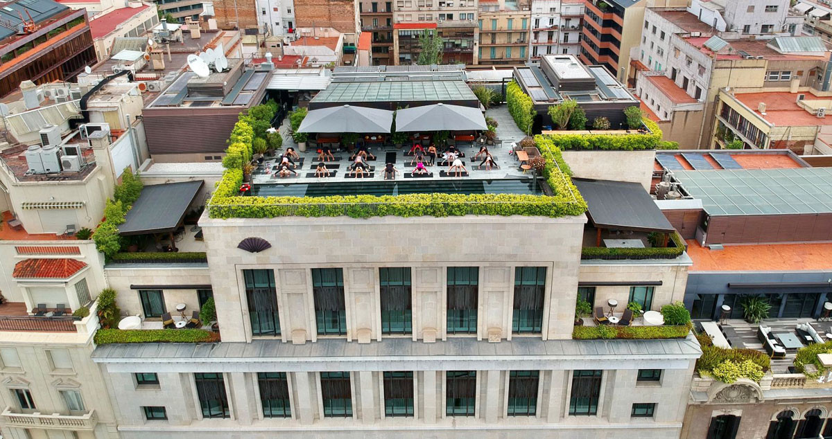 Vista aérea de una clase de yoga en el 'rooftop' del Mandarin Oriental Barcelona / Cedida