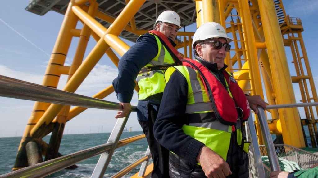 El presidente de Iberdrola (d.), Ignacio Sánchez Galán, inspecciona una estación eólica flotante / EP