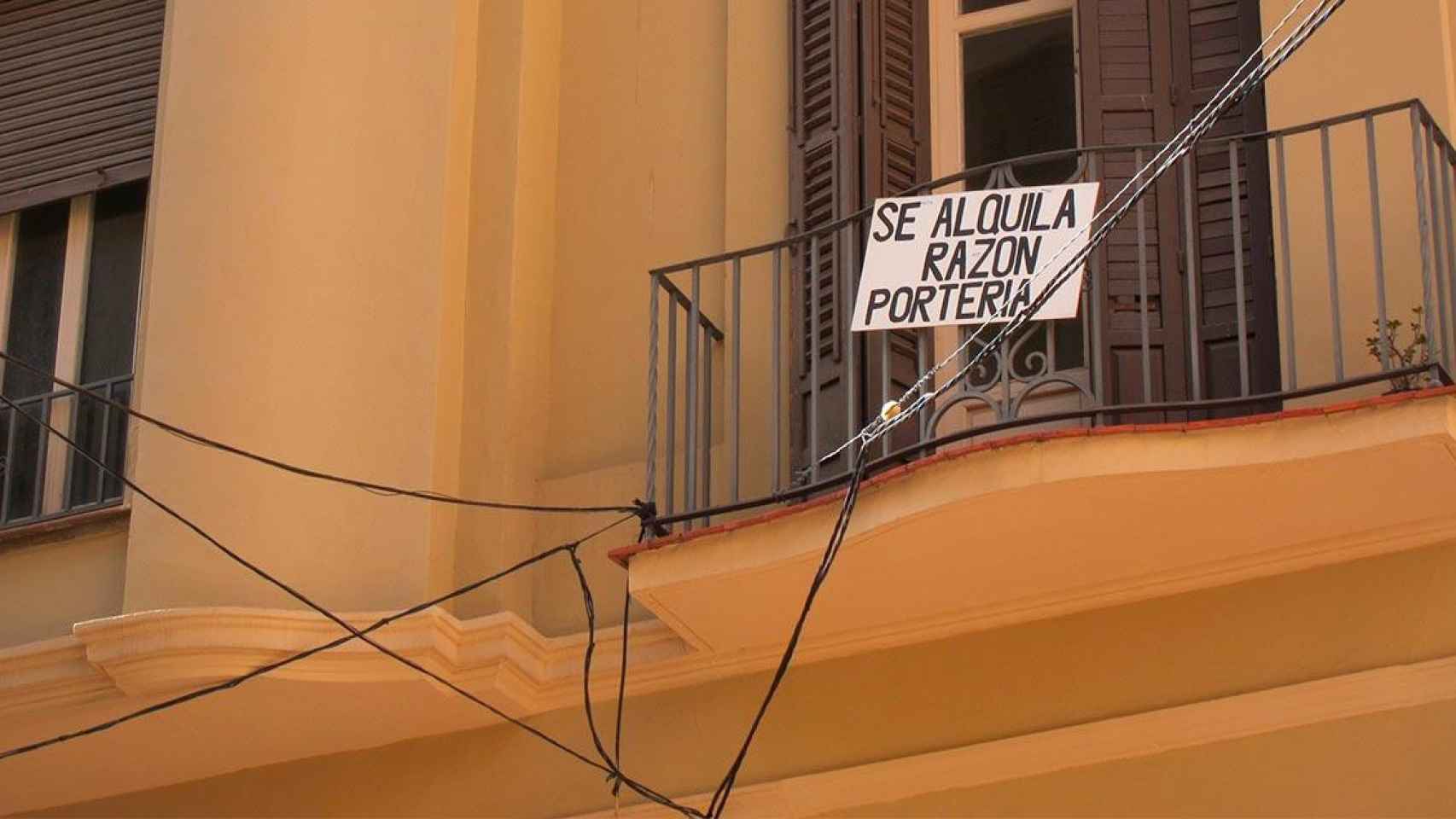 Un anuncio de alquiler colgado en el balcón de una vivienda / EP