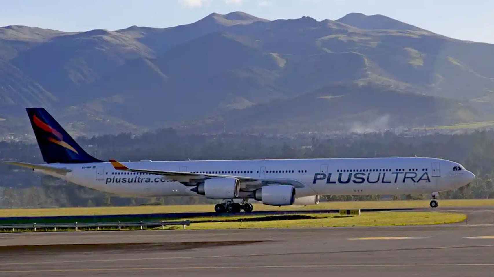 Un avión de la aerolínea Plus Ultra en un aeropuerto / EP