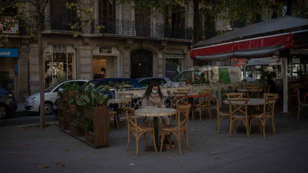 Un bar sin apenas clientes en Barcelona durante la pandemia de coronavirus  / EP