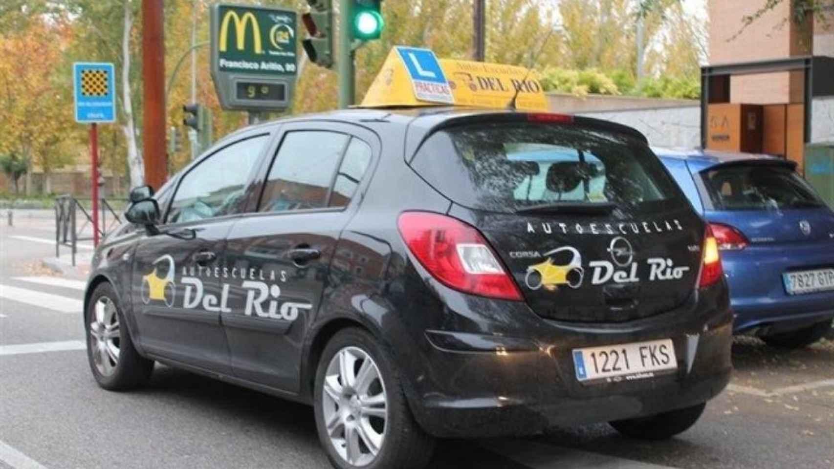 Un coche de autoescuela. La CNMC rechaza que sean obligatorias las clases teóricas / EUROPA PRESS