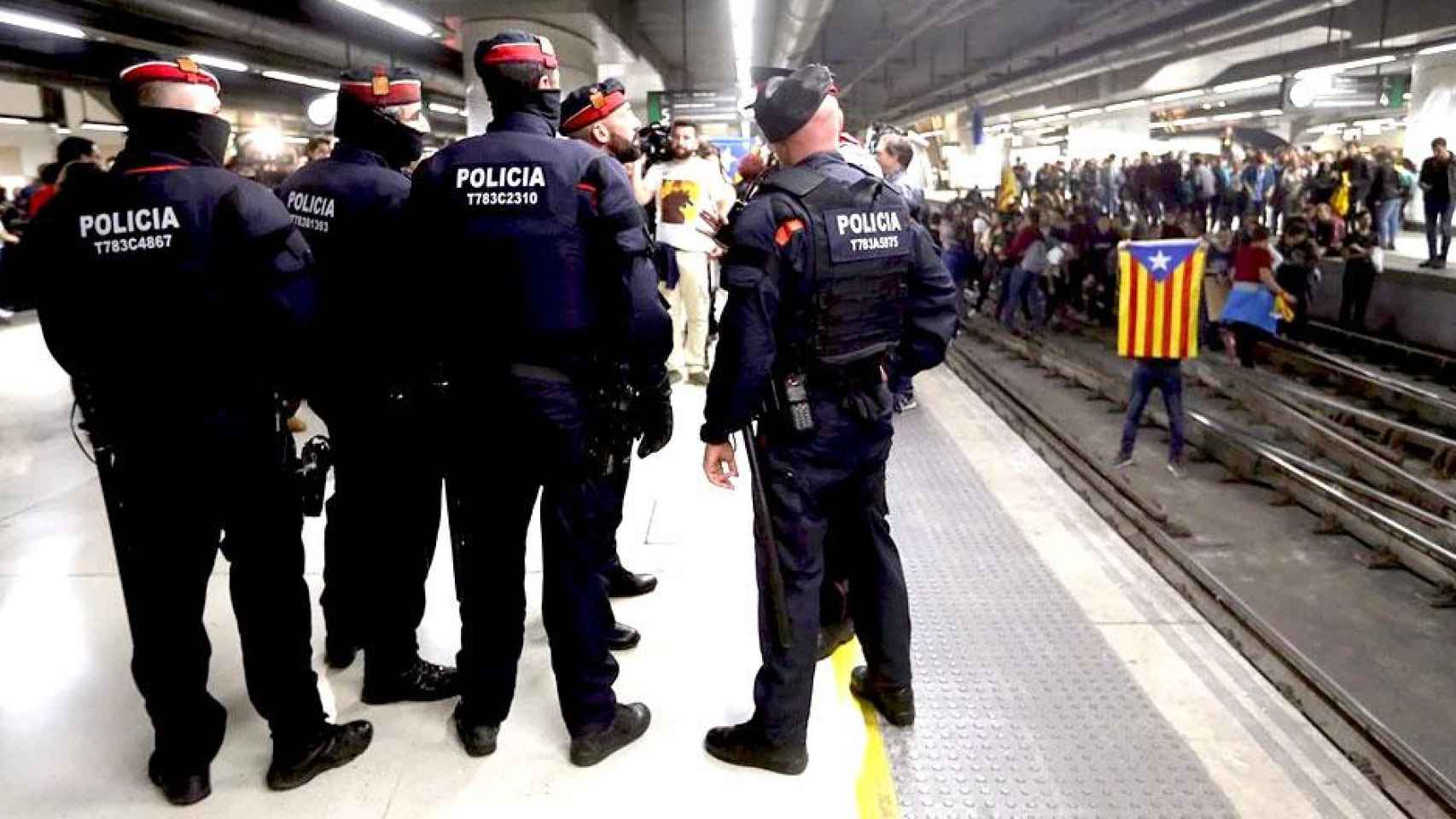 Los Mossos d'Esquadra observan a los manifestantes que cortaron las vías del AVE de Barcelona en el 'paro de país' que tuvo lugar el 8-11 de 2017 / EFE