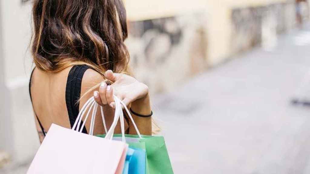 Mujer de compras en España