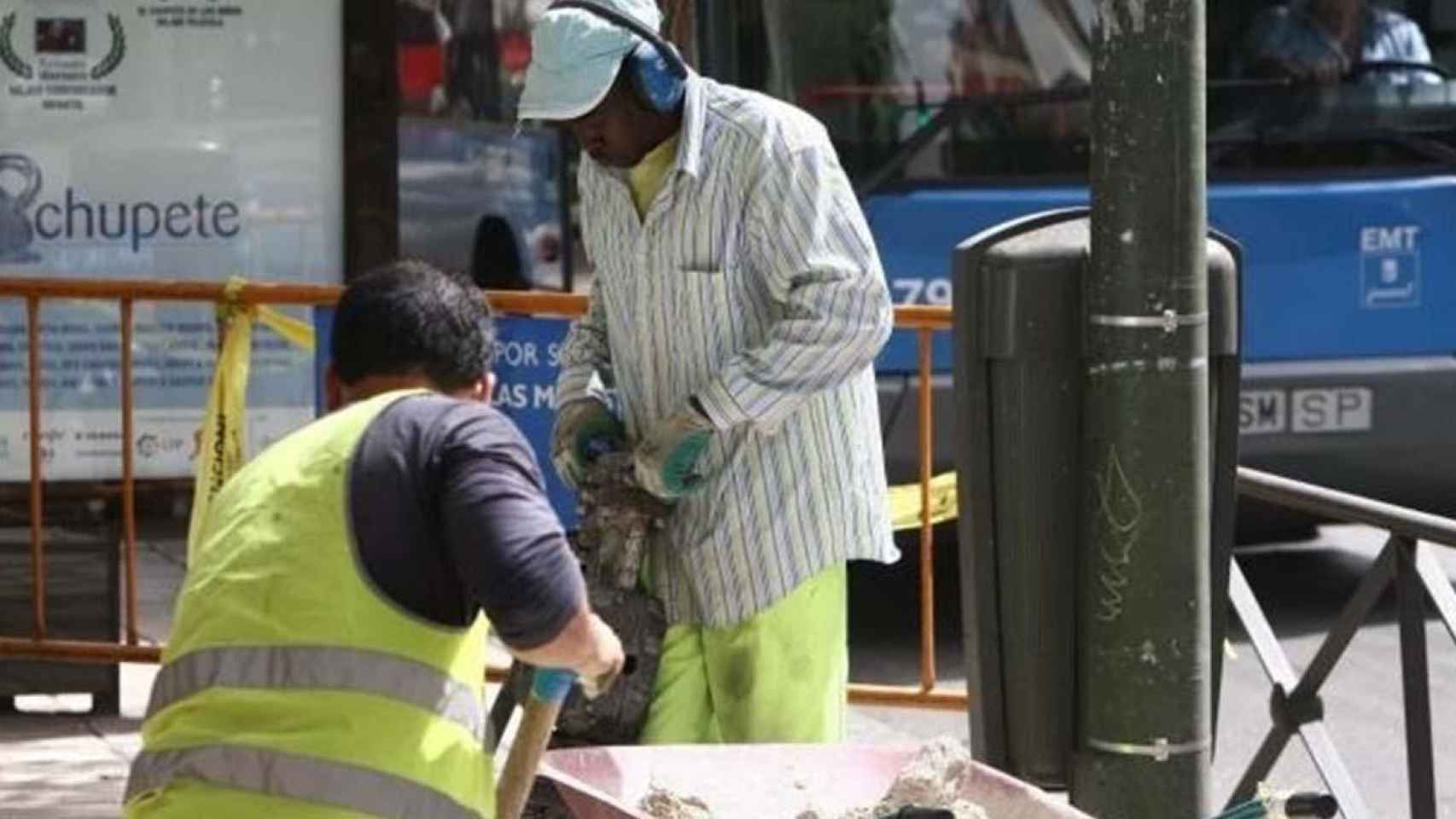 Empleados extranjeros trabajando en la vía pública / EUROPA PRESS