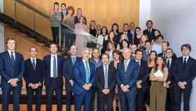 Fotografía del fundador y hasta ahora único propietario de la Pronovias, Alberto Palatchi (7i) junto con Jean-Baptiste Wautier (6i), de BC Partners y futuro presidente de la firma, entre otros / EFE