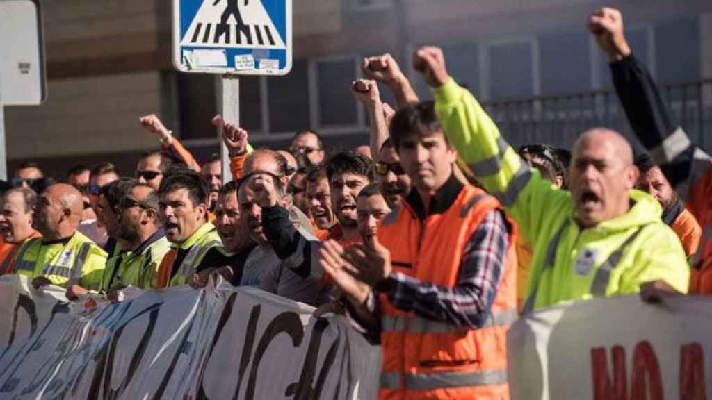 Estibadores de Bilbao, durante un paro en el turno de mañana / EFE