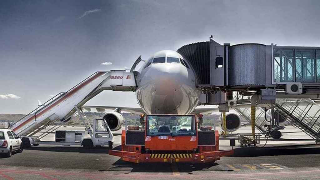 Un avión de Iberia operando en el puente aéreo del aeropuerto de El Prat / CG