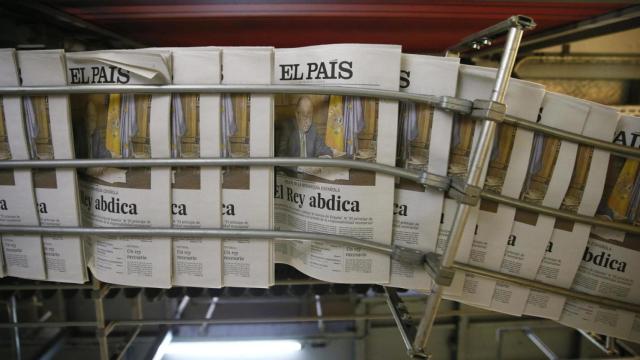 Ejemplares de un diario en una rotativa / EFE