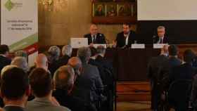 Josep Bombardó (izquierda), presidente de la Fundación para la Industria, Juli Fernández (centro), alcalde de Sabadell, y Rafael Suñol (derecha), patrón de la institución.