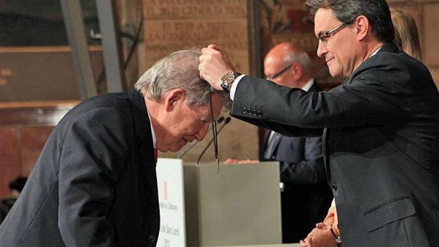 Josep Raimon Prous, fundador de Prous Institut, recibiendo la Creu de Sant Jordi de la Generalitat en 2013 de manos de Artur Mas.