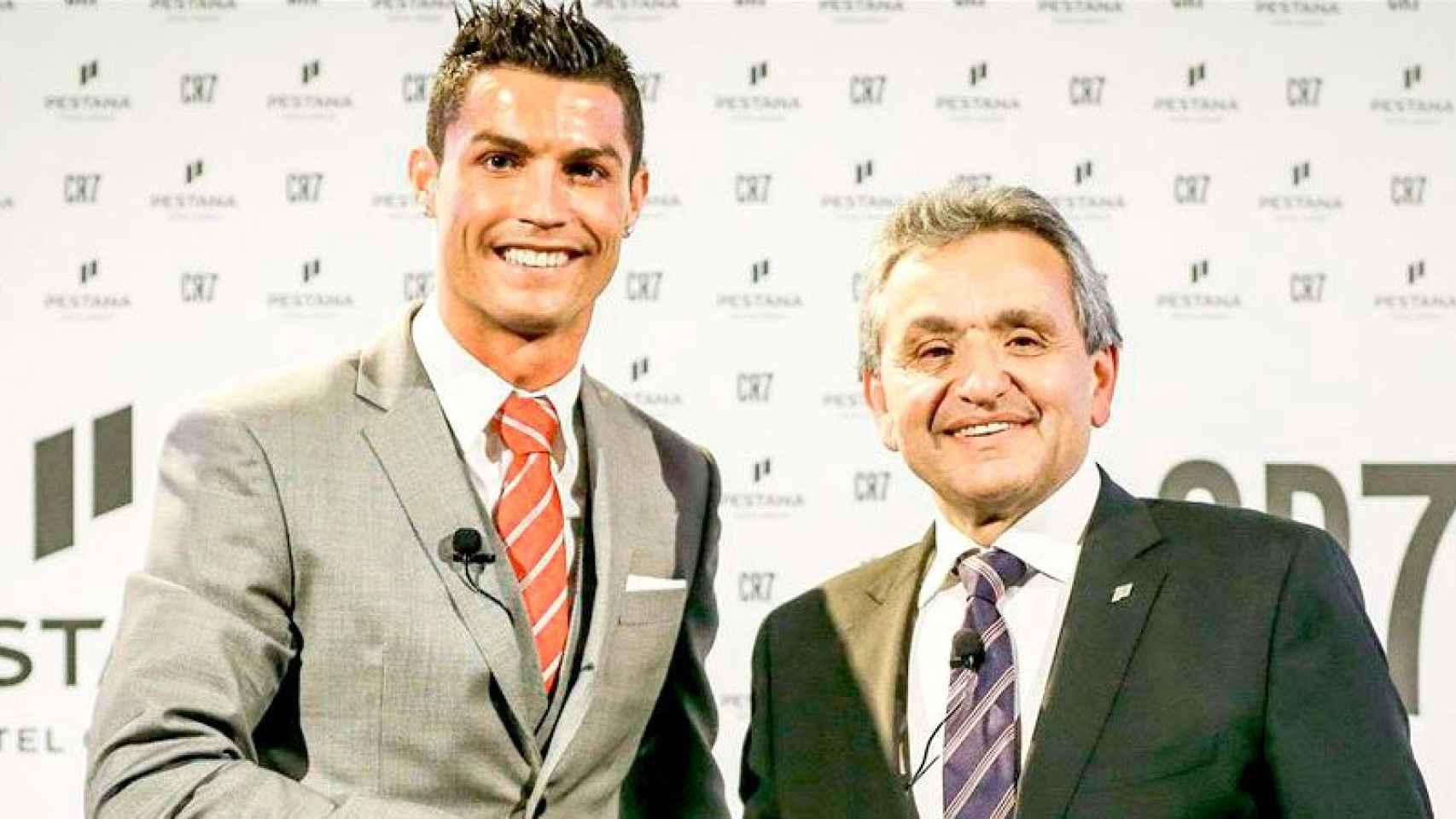 Cristiano Ronaldo sella el acuerdo con su socio, Dionisio Pestana.