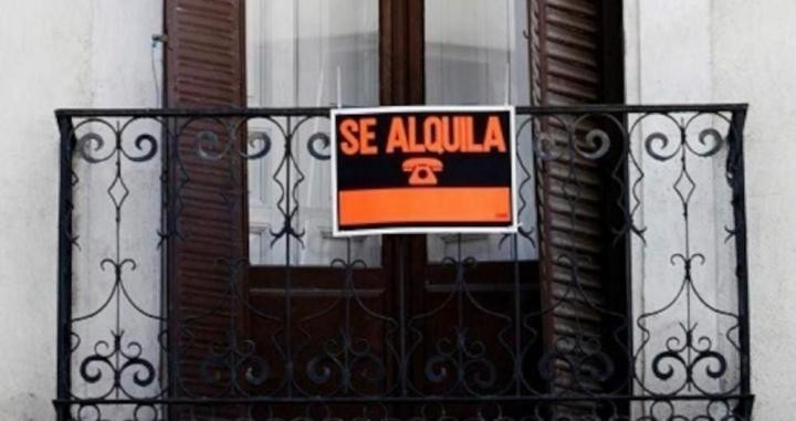 Un cartel en el balcón de una vivienda en alquiler / EP