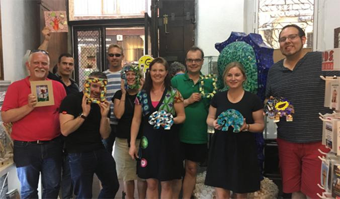 Participantes en el taller de trencadís posan con sus obras / BARCELONA TURISME