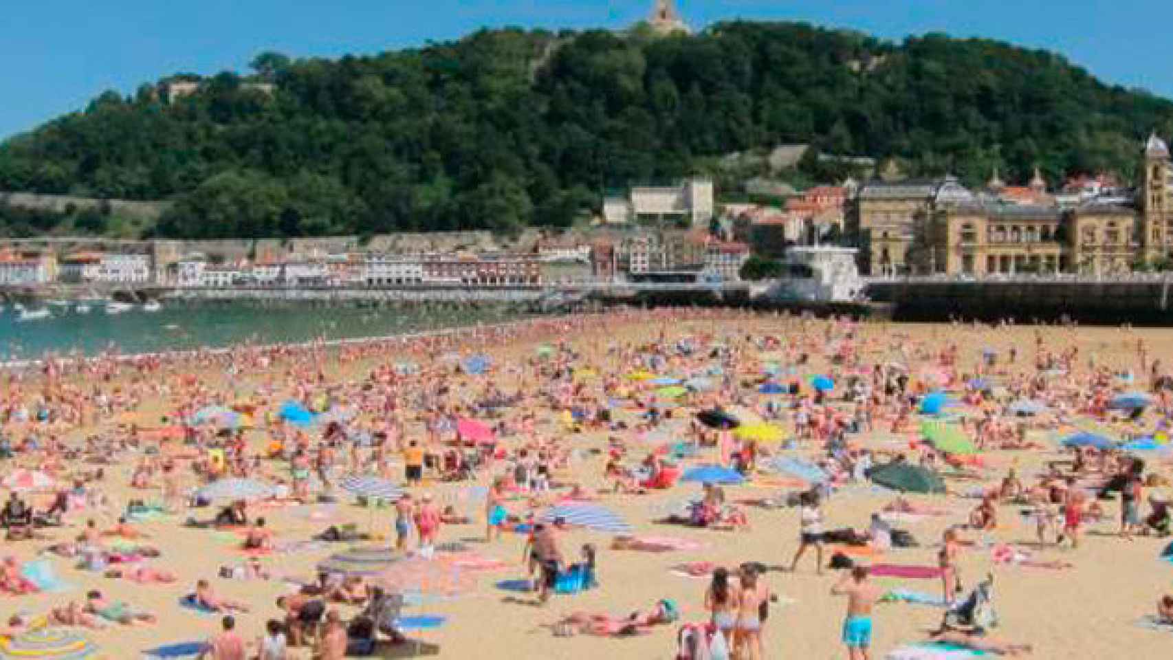 Imagen de la playa de la Concha de San Sebastián (Guipúzcoa) con el Monte Urgull al fondo / CD