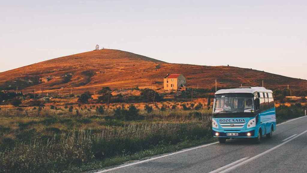 Un autobús viaja por carretera / UNSPLASH