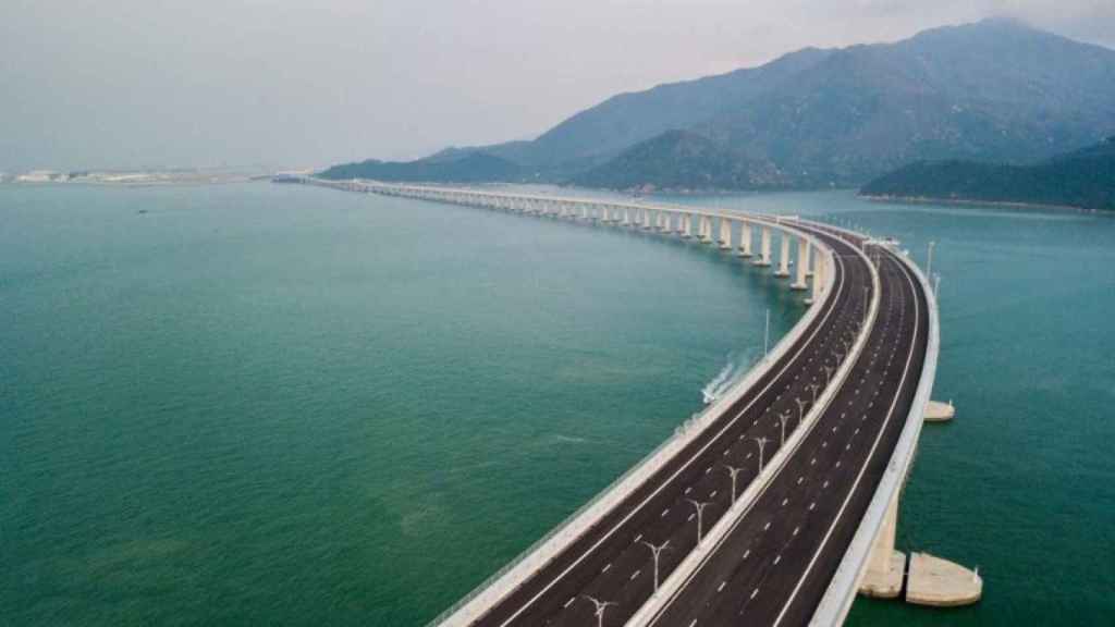 Imagen aérea del nuevo puente inaugurado en China, el más grande del mundo sobre el mar / TWITTER