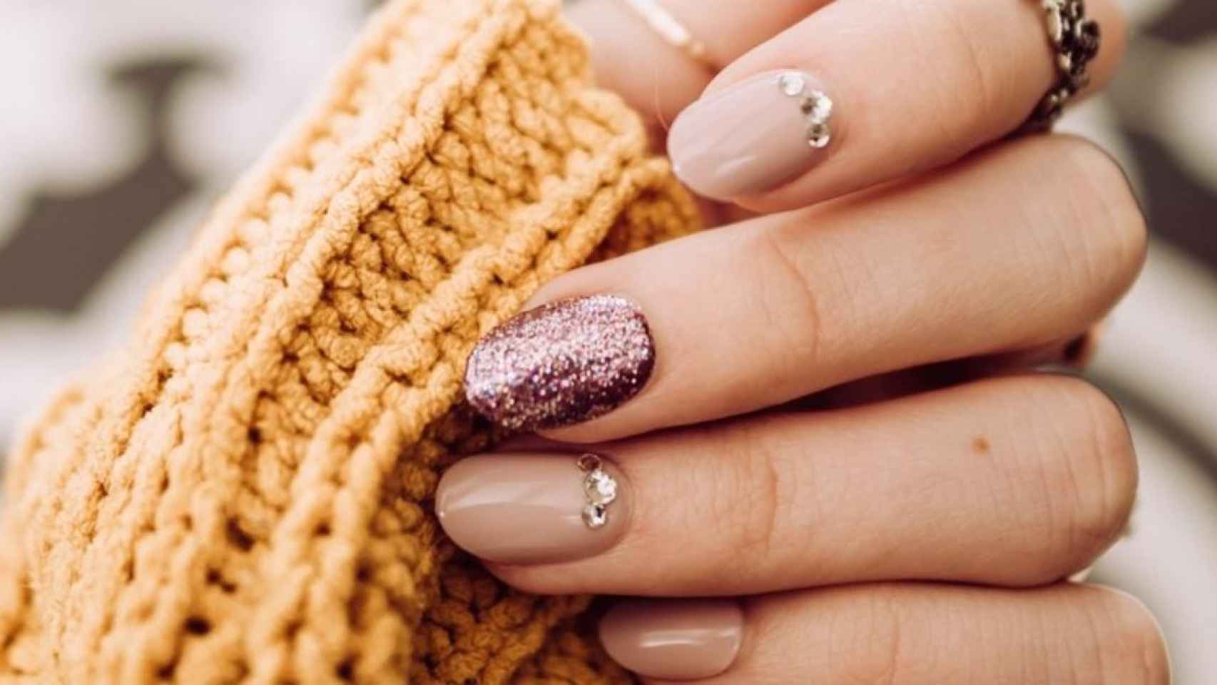 Uñas decoradas con una manicura en tonos nude y con aplicaciones brillante / Allison Christine en UNSPLASH