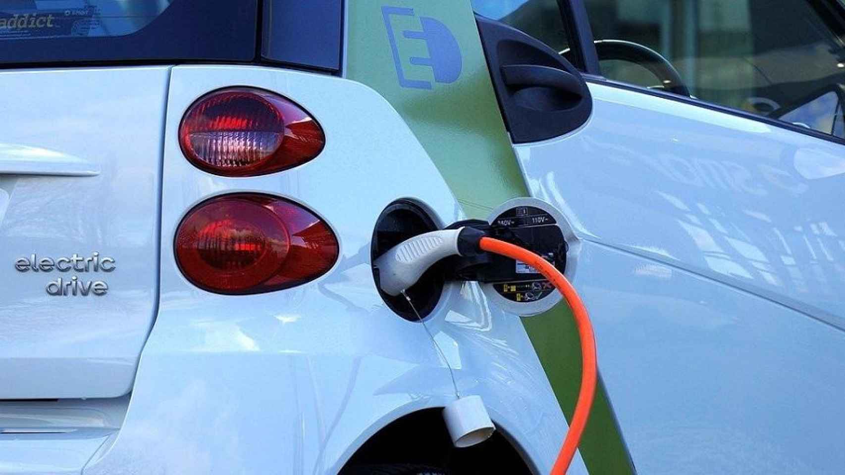 Un coche eléctrico, objetivo del Plan Moves 2020 / MikesPhotos EN PIXABAY