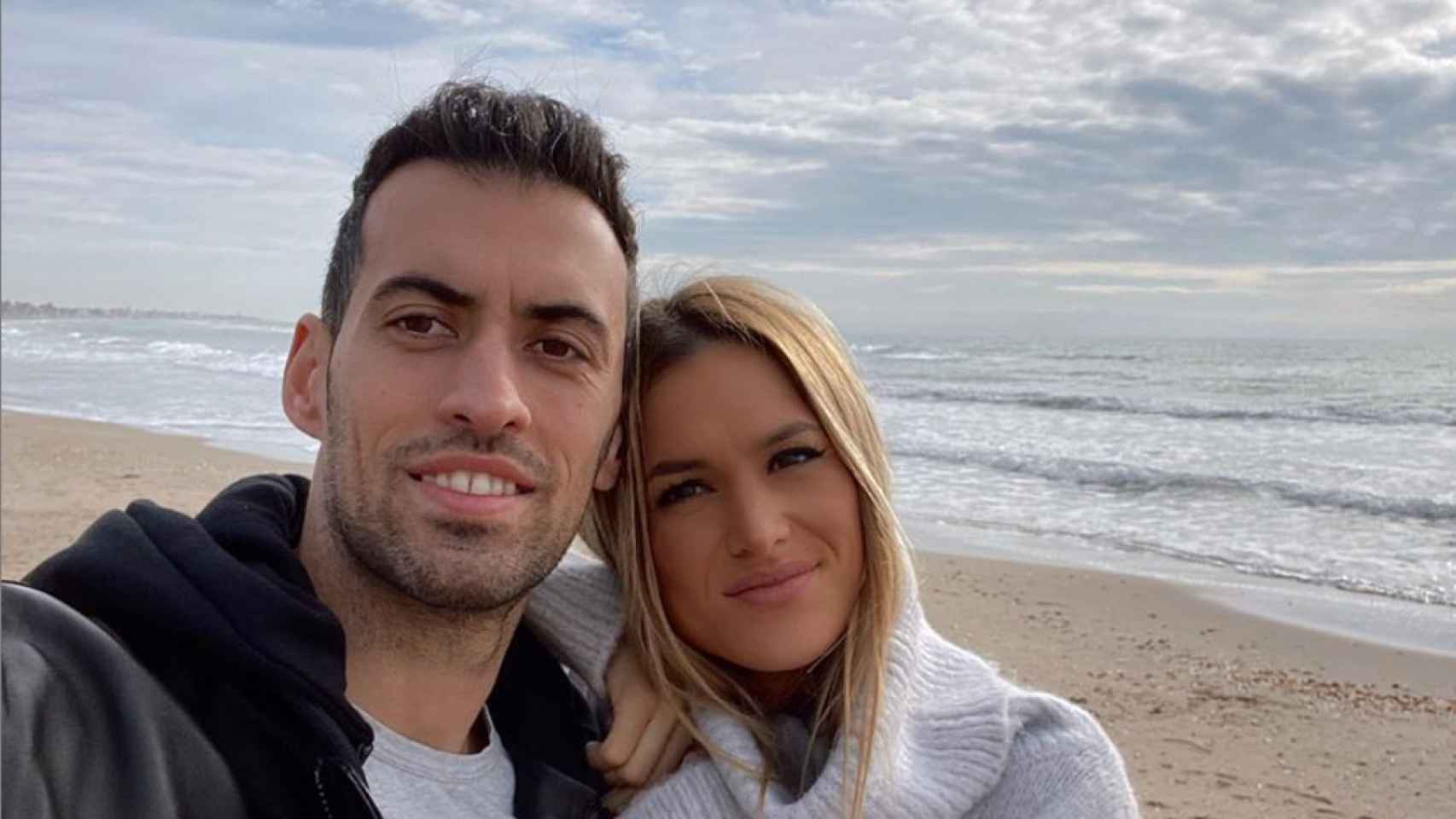 Sergio Busquets y Elena Galera en la playa