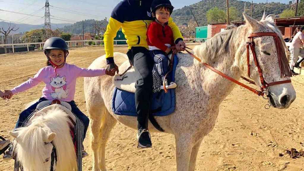 Arturo Vidal monta a caballo con sus dos pequeños, Elissabeta y Emiliano : INSTAGRAM