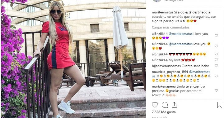 Marité Matus posa para una foto vestida de rojo / Instagram