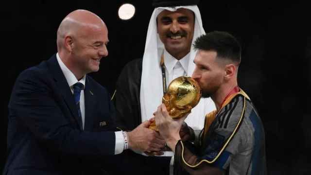 Messi luciendo el Besht y besando la Copa del Mundo junto a Infantino y el Emir de Qatar/ REDES