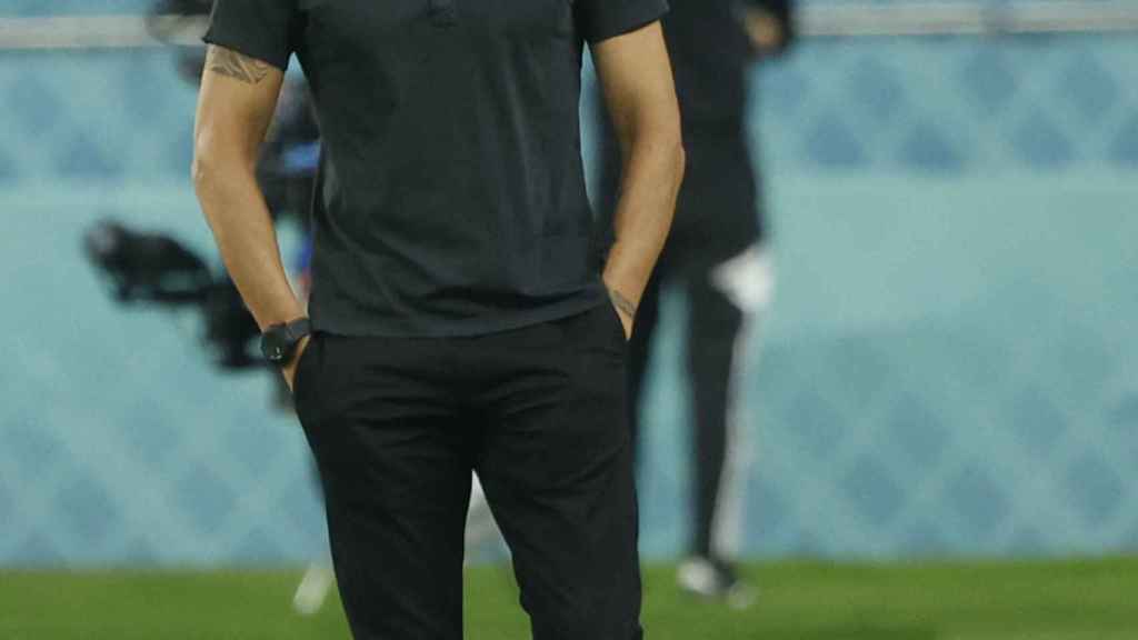 Luis Enrique, pasándolo mal en el banquillo durante el Japón España / EFE