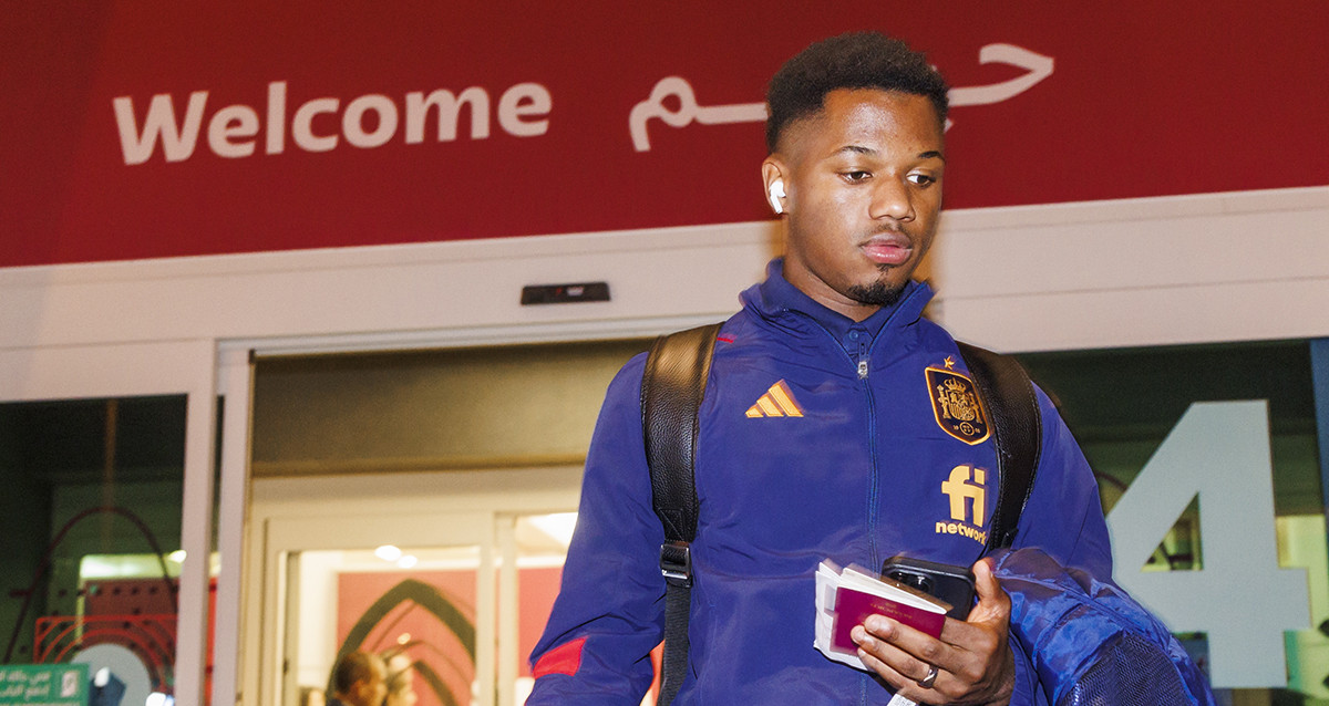 Ansu Fati en su llegada a Qatar con la selección española / EFE