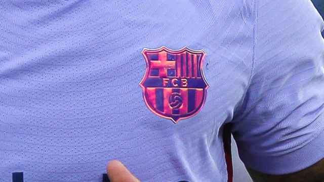 El escudo del Barça en la segunda equipación de la temporada 2021-22 / EUROPA PRESS