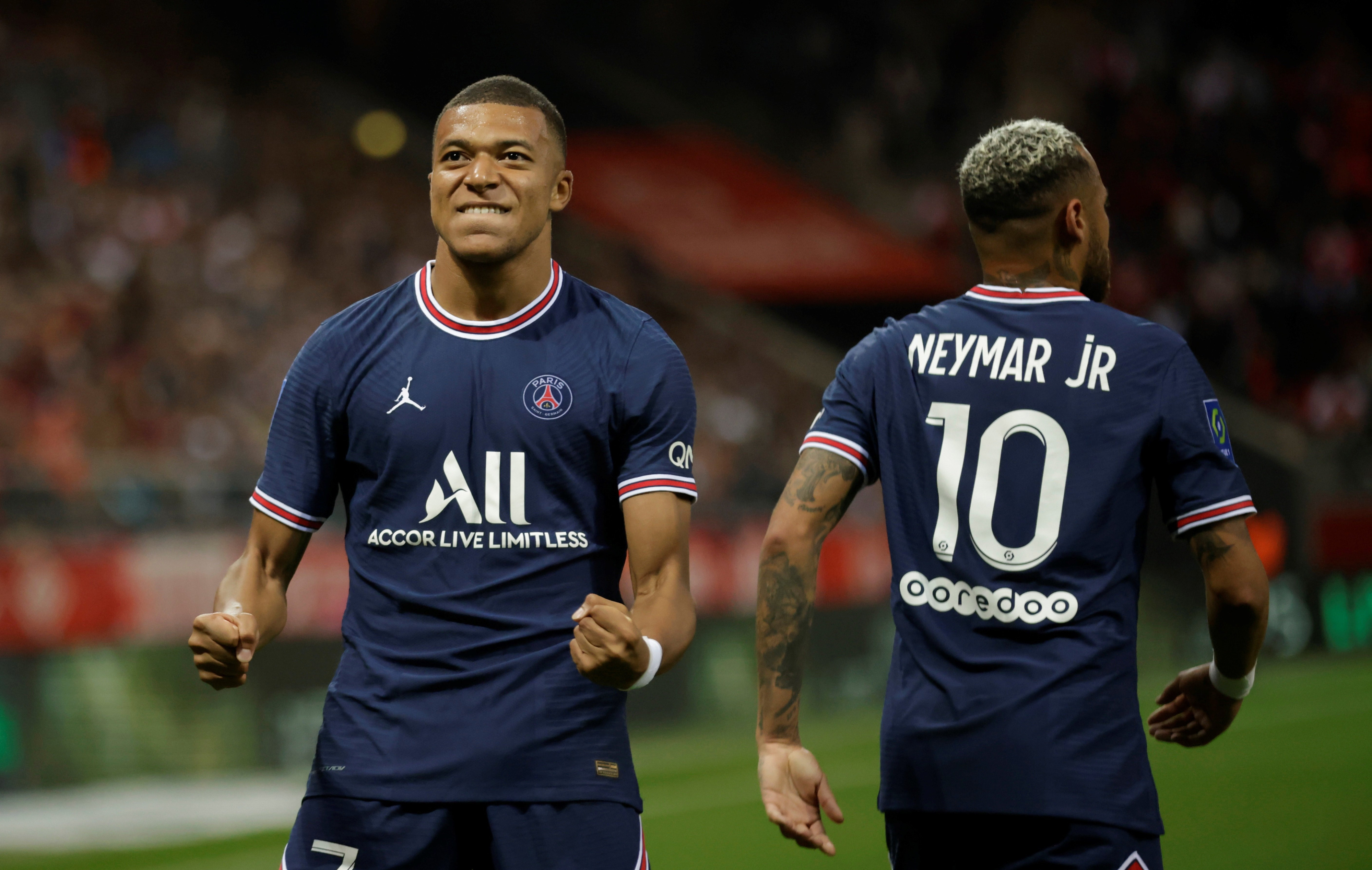 Mbappé celebra uno de sus goles junto a Neymar, en un partido del PSG / EFE